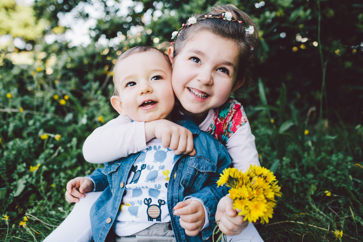 Shooting enfants frere soeur fleurs