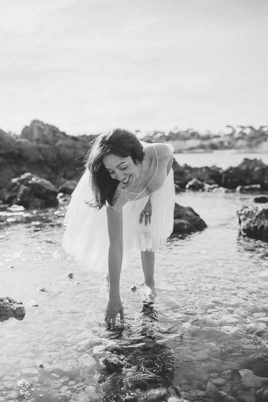 Portrait femme bord de mer robe blanche