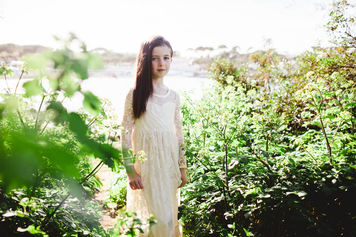 Portrait jeune fille robe dentelle jardin