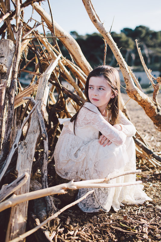 Portrait jeune fille bois flotte plage