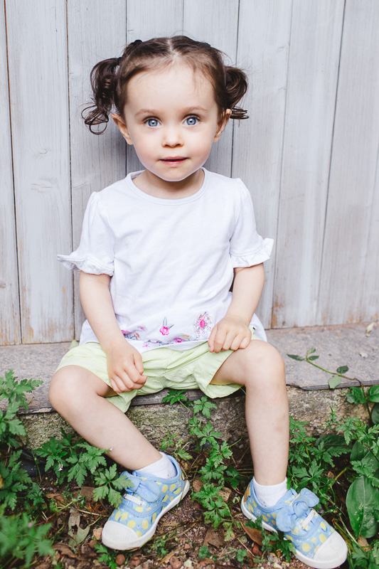 Portrait petite fille yeux bleus